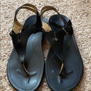 OluKai Woman Black Leather Flat Sandals